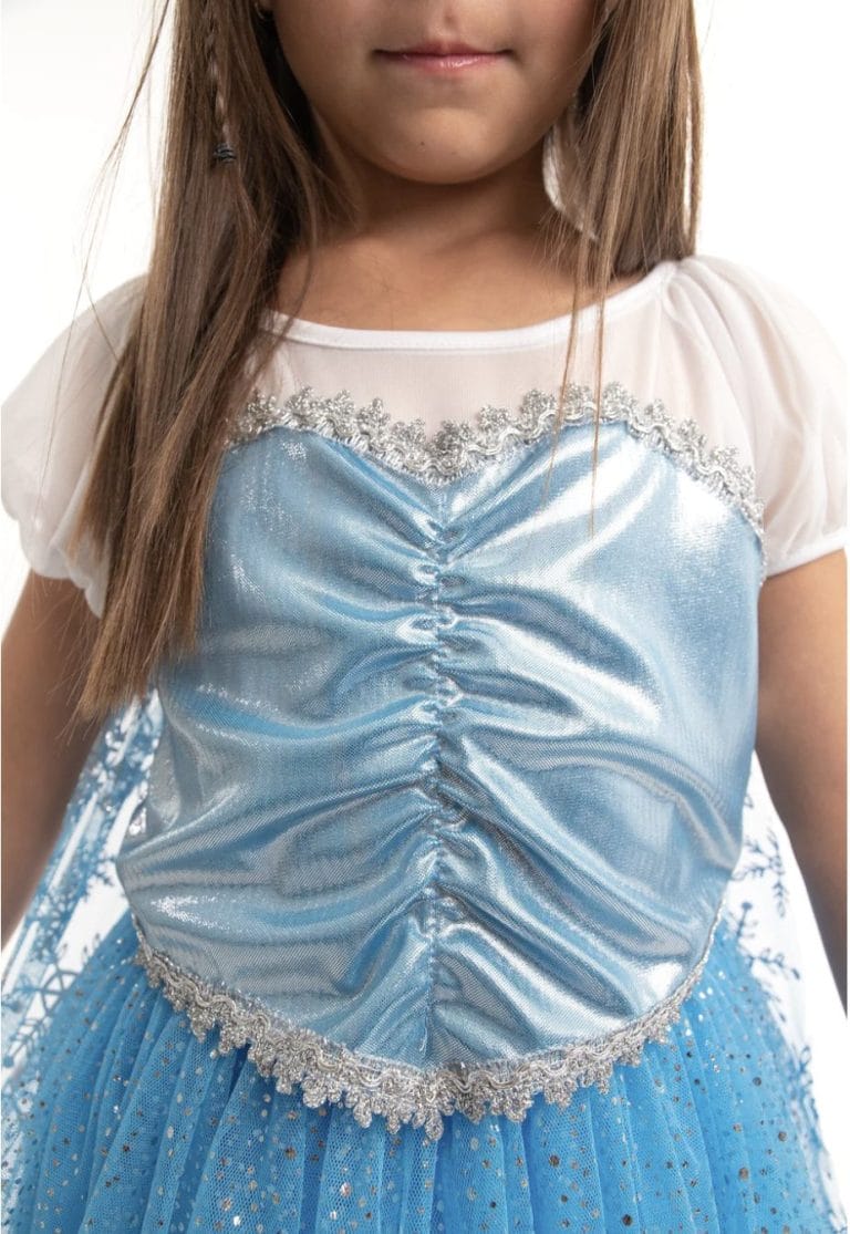 Detail van de blauwe Elsa tutu van Little Adventures, gedragen door een kind, met zilveren rand langs het lijfje.