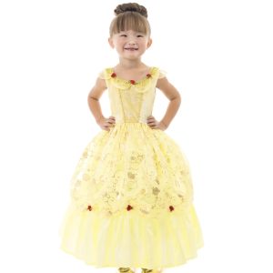 Meisje draagt een gele Belle prinsessenjurk met rode roosjes en gouden motieven, met haar handen in de zij.