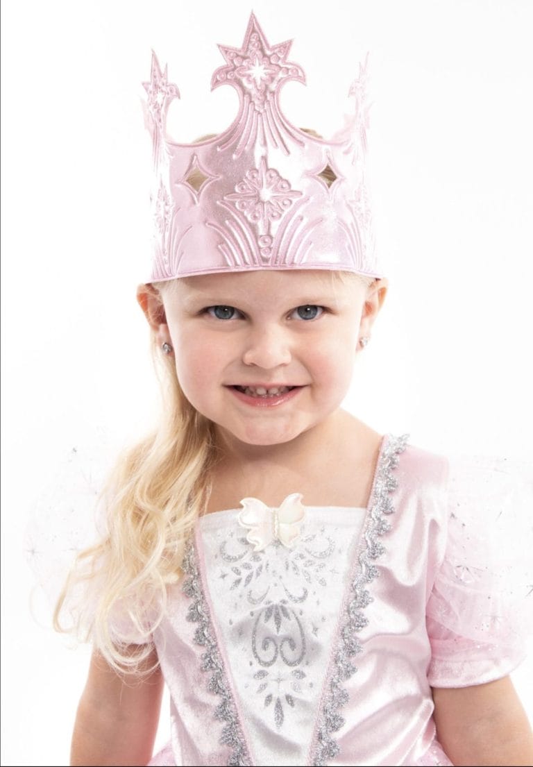 Meisje draagt een roze stoffen kroon De Goede Fee van Little Adventures, met glanzende versieringen en hoge punten