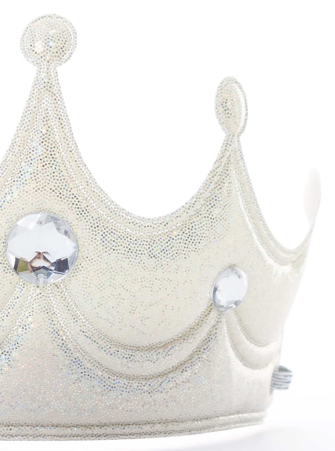 Close-up van de zilveren stoffen prinsessenkroon met fonkelende juwelen en glanzende decoratie.