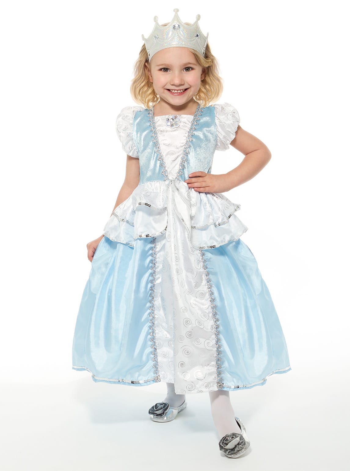 Meisje draagt de zilveren stoffen prinsessenkroon van Little Adventures met fonkelende juwelen boven een blauwe prinsessenjurk.