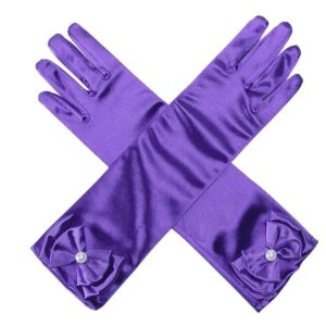 Paarse satijnen handschoenen met strikken en witte sierstenen, gekruist op een witte achtergrond