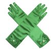 Groene satijnen handschoenen met strik en parel, kruislings neergelegd op een witte achtergrond
