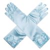Blauwe satijnen handschoenen met strik en parel, gekruist plat op een witte achtergrond