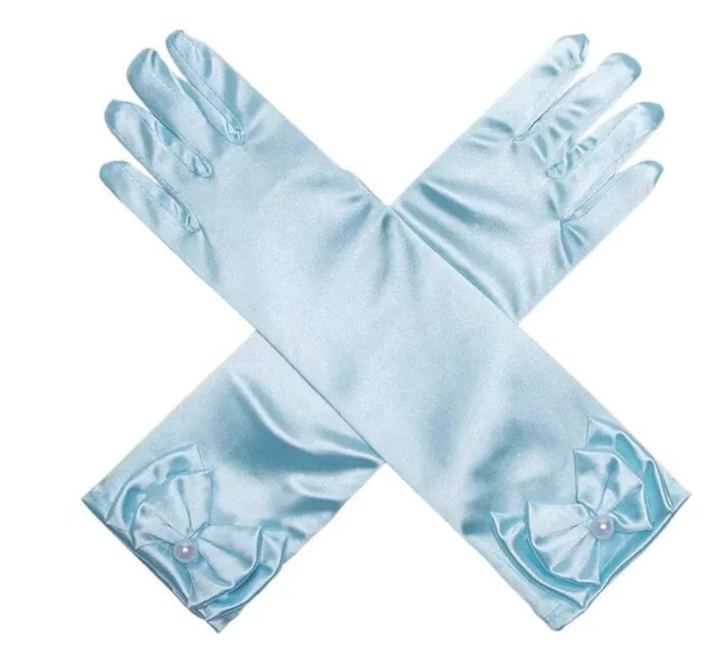 Blauwe satijnen handschoenen met strik en parel, gekruist plat op een witte achtergrond