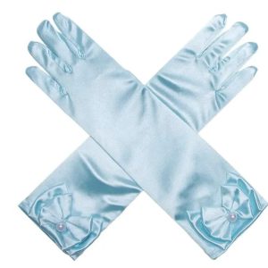 Blauwe satijnen handschoenen met strik en parel, gekruist plat op een witte achtergrond