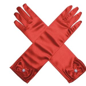 Rode satijnen handschoenen met strik en parel aan de manchetten, gekruist op een witte achtergrond