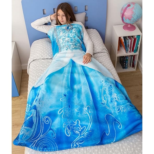 Blauwe Doornroosje fleecedeken slaapzak met prinsessenjurkprint, gedragen door een meisje in bed.