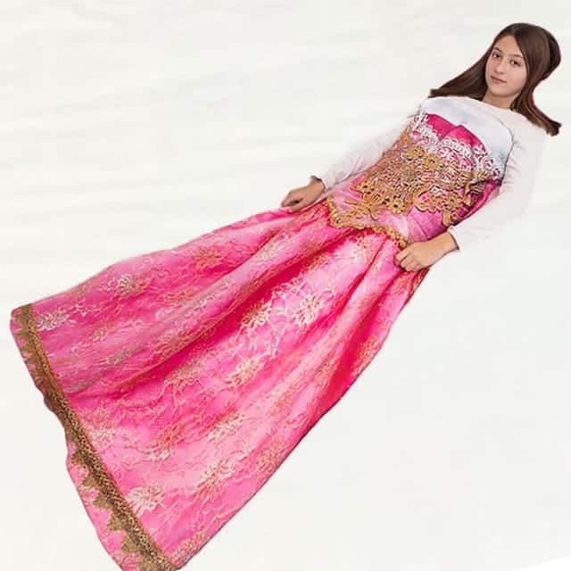 Roze Doornroosje fleece deken slaapzak van Kuaki Mermaids, gedragen als prinsessenjurk door een model.