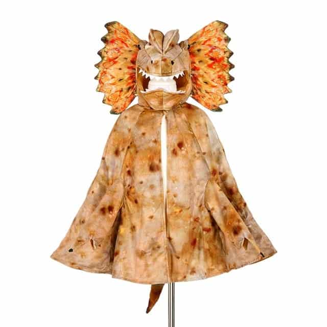 Bruine dino cape kind met Dilophosaurus-kop, vleugelkraag en klauwmouwen op een witte achtergrond.
