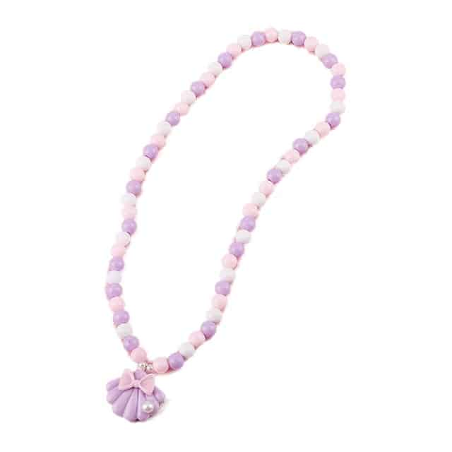 Kralenketting met schelp en parel in roze en paarse pasteltinten, met een schelpbedel onderaan