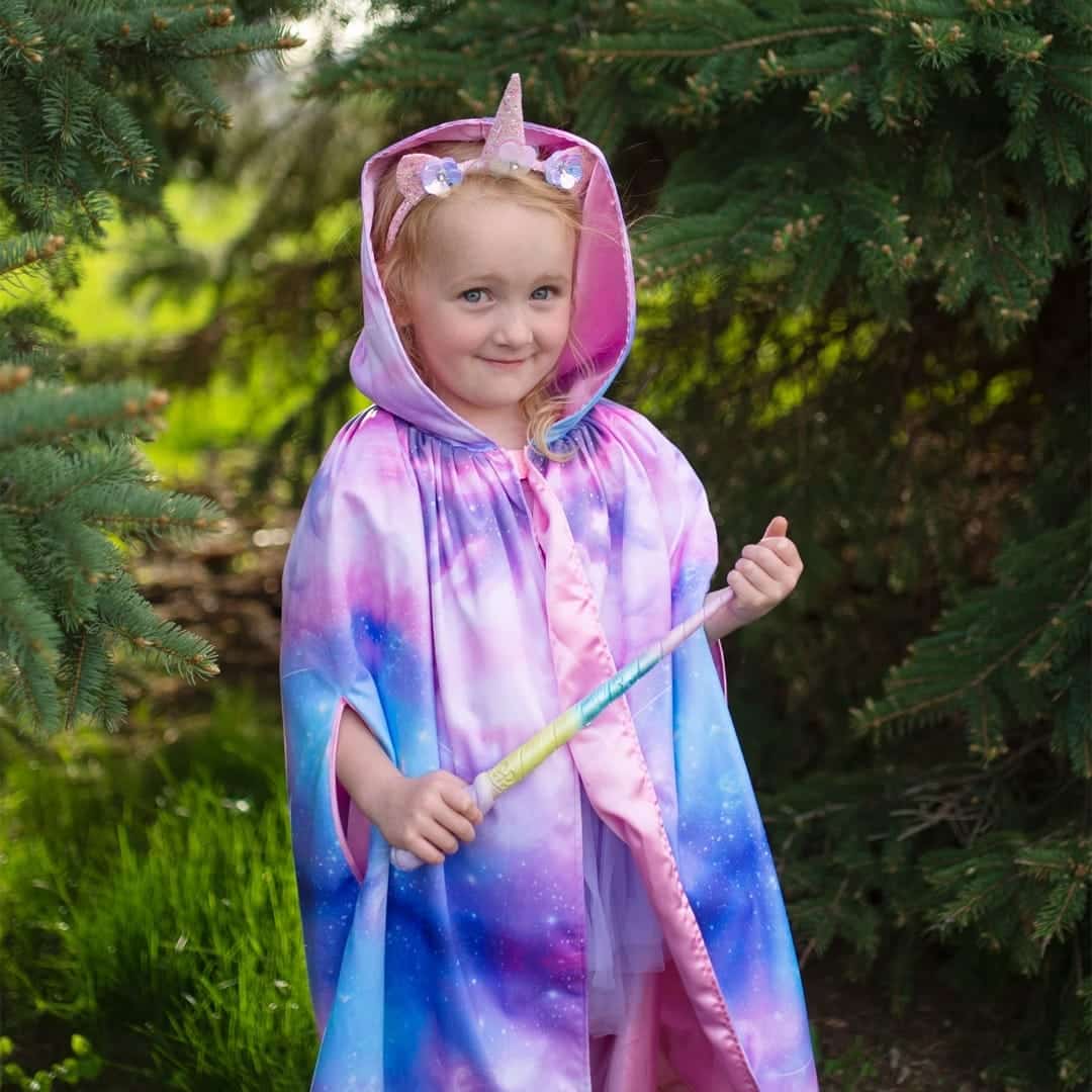 Meisje houdt de Magische Unicorn toverstaf van Great Pretenders vast, met pastelkleuren en een glanzende punt