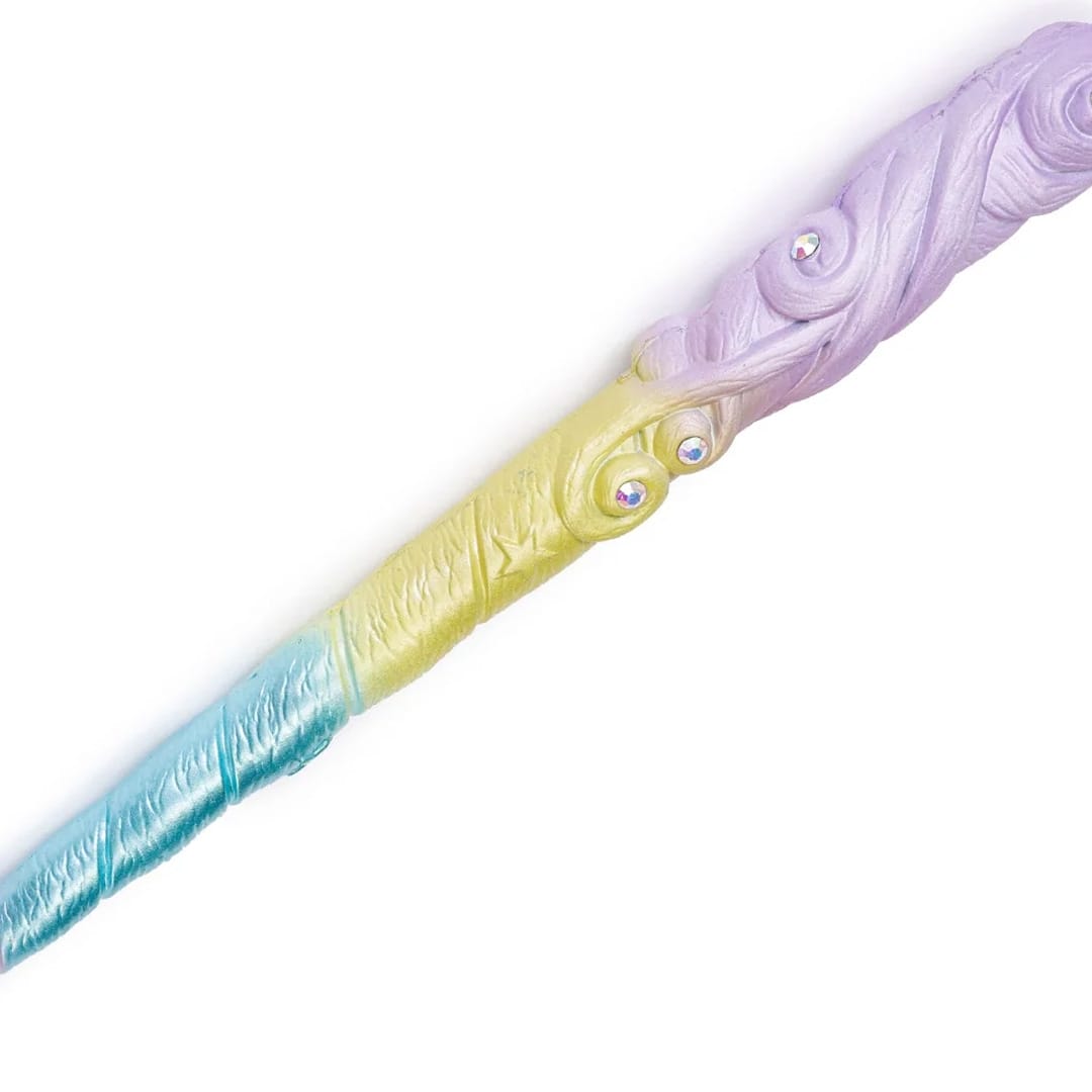 Detail van de magic unicorn toverstaf met gedraaide pastelblauwe, gele en lila delen en glinsterende steentjes.