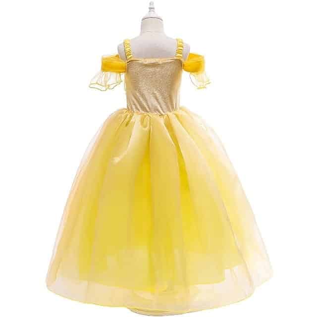 Gele Belle jurk op een paspop, met glanzend lijfje, pofmouwen en een wijde rok van tule.
