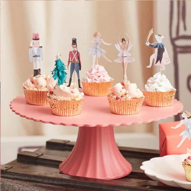 Cupcake set Notenkraker met vijf versierde cupcakes en figuren van een soldaat, ballerina, kerstboom en muizenkoning op een roze etagère