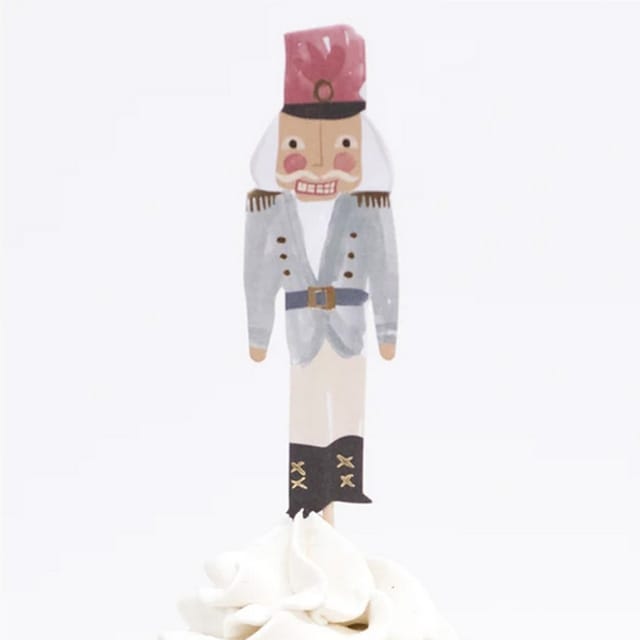 Notenkrakerfiguur uit de Cupcake set Notenkraker op een witte cupcake, met roze hoed en grijs uniform