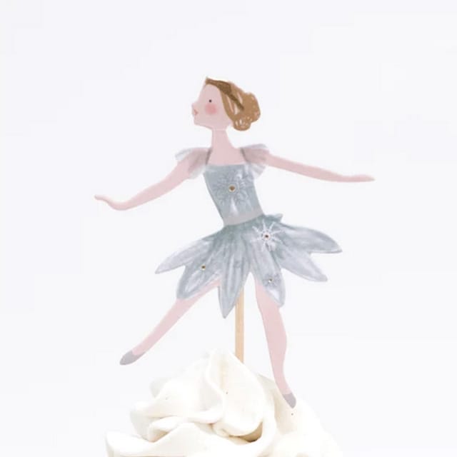 Ballerinafiguur uit de Cupcake set Notenkraker op een cupcake met witte glazuur en uitgestrekte armen