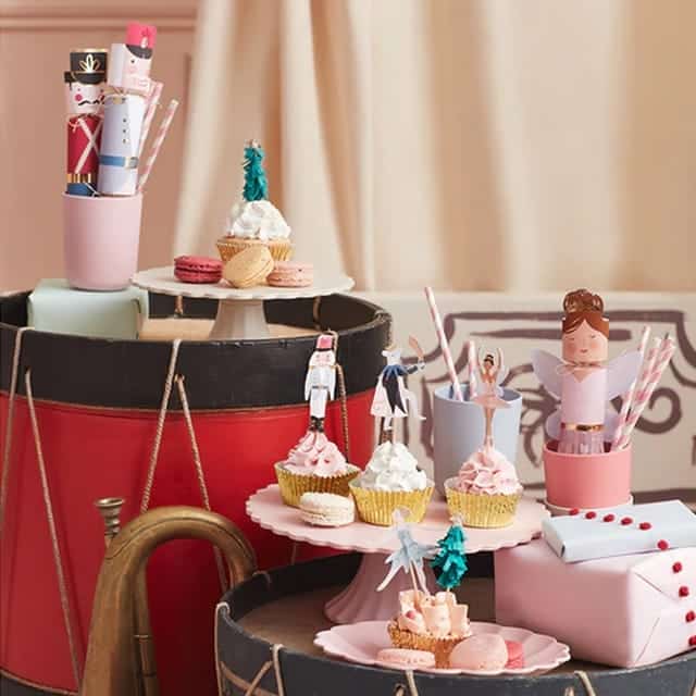 Cupcake set Notenkraker met versierde cupcakes, kleurrijke figuren en feestelijke roze en rode decoratie op tafel