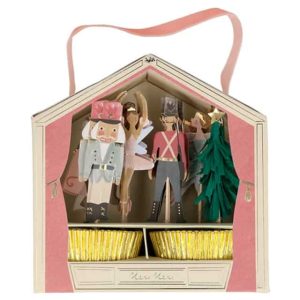 Cupcake set Notenkraker met gouden vormpjes en figuren in een roze theaterverpakking met draaglus