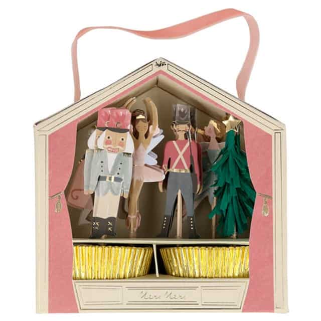 Cupcake set Notenkraker met gouden vormpjes en figuren in een roze theaterverpakking met draaglus