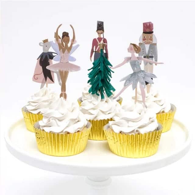Cupcake set Notenkraker met gouden vormpjes, witte glazuur en figuren van een ballerina, soldaat en muizenkoning