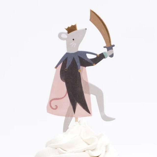 Muizenkoning als cupcakefiguur uit de Cupcake set Notenkraker, met zwaard op een wit versierde cupcake