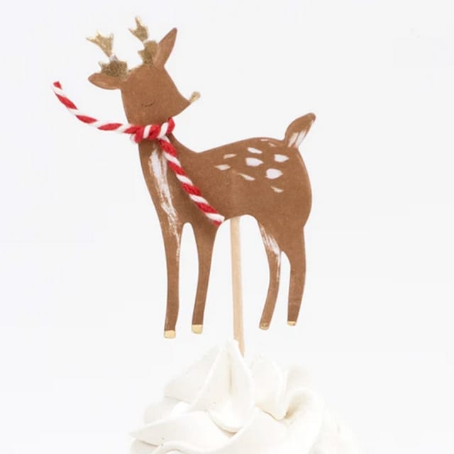 Rendierprikker uit de meri meri kerst cupcake set, bovenop een cupcake met witte frosting en een rood-wit touwtje