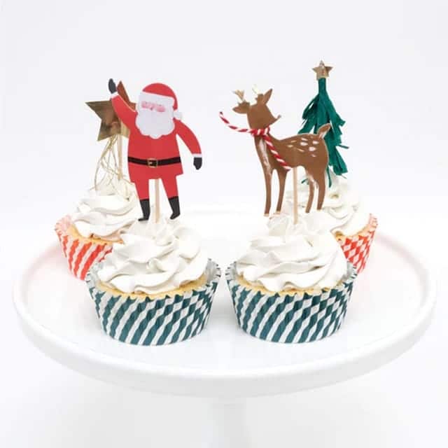 Meri Meri cupcake set met kerstversieringen op vier cupcakes: een kerstman, rendier, kerstboom en gouden ster