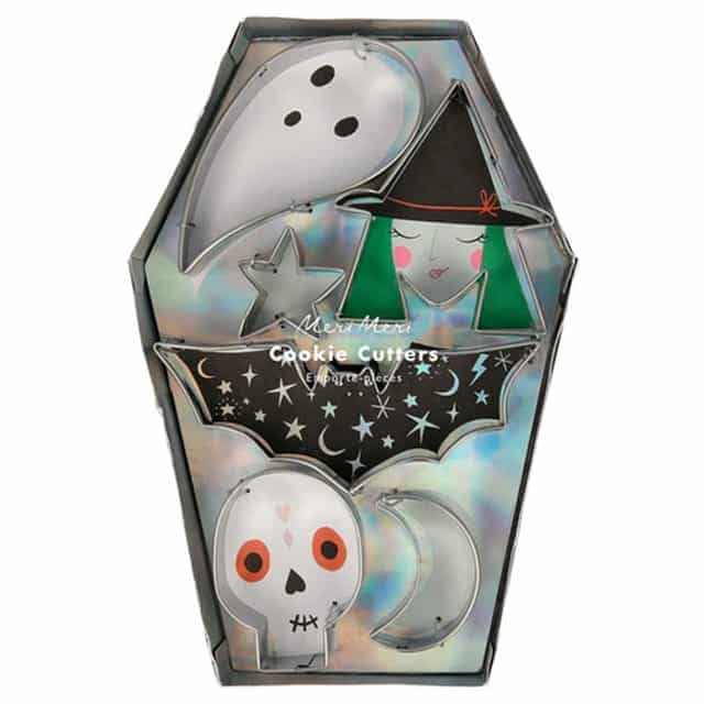 Meri Meri Halloween koekjes uitstekers in een doodskistvormig doosje, met vormen van een spook, heks, ster, vleermuis, maan en doodskop