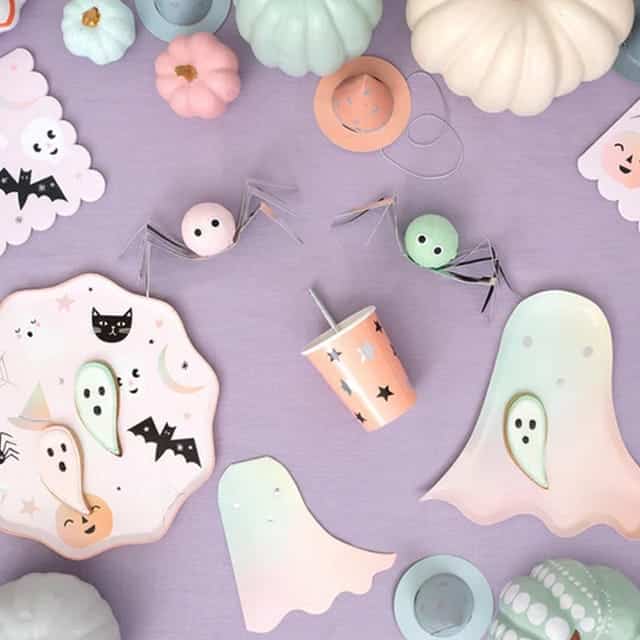 Pastelkleurige Halloweenkoekjes en spookdecoratie als sfeerbeeld bij de Halloween koekjes uitstekers.