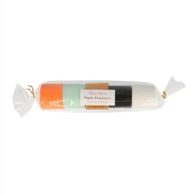 Verpakking met crepepapier oranje streamers, plus witte, zwarte, gouden en mintgroene rollen in transparant folie.