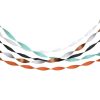 Crêpepapier streamers in wit, zwart, goud, mintgroen en oranje, los gedraaid tegen een witte achtergrond
