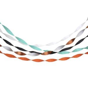 Crêpepapier streamers in wit, zwart, goud, mintgroen en oranje, los gedraaid tegen een witte achtergrond