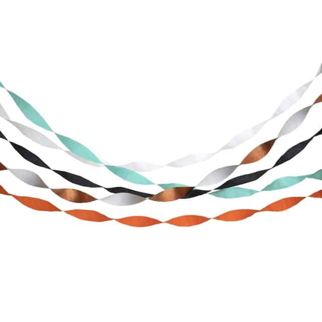 Crêpepapier streamers in wit, zwart, goud, mintgroen en oranje, los gedraaid tegen een witte achtergrond