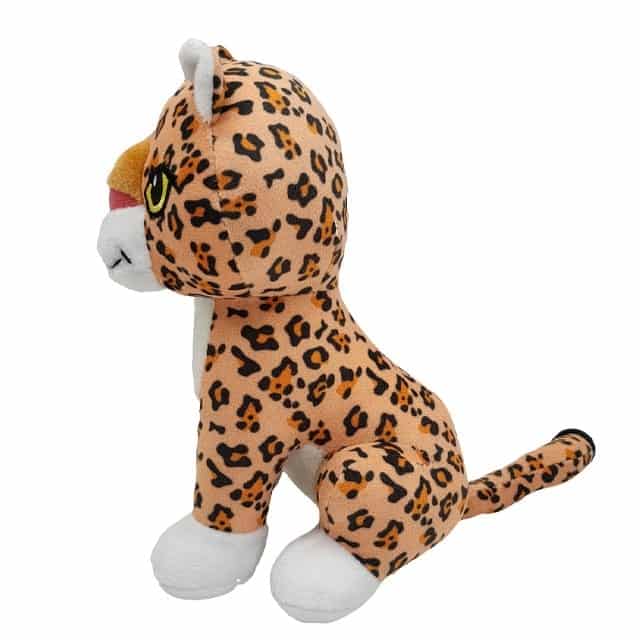 Encanto Luipaard knuffeldier van zacht pluche, zittend van opzij met een bruin gevlekte vacht en witte poten