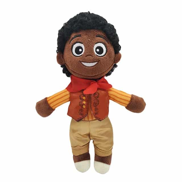 Encanto Antonio pop, een zachte pluche pop met bruin haar, rood sjaaltje en kleurrijk gilet op een witte achtergrond.