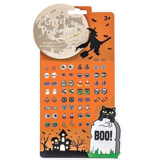 Vel met 30 paar Halloween oorbellen van Great Pretenders, met kleurrijke plakoorbellen op een oranje kaart