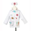 Witte dokter verkleedset met muts, jas, stethoscoop en speelaccessoires in de zakken, los gepresenteerd