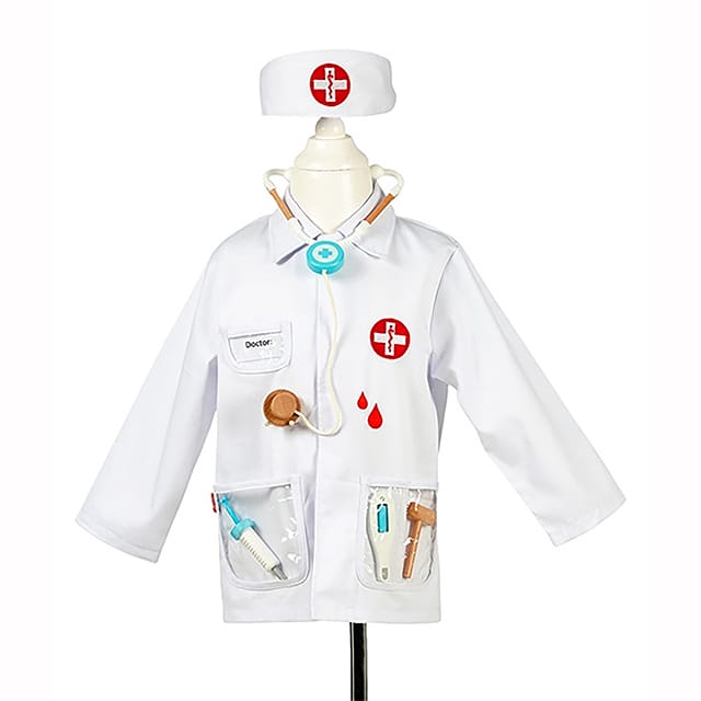 Witte dokter verkleedset met muts, jas, stethoscoop en speelaccessoires in de zakken, los gepresenteerd