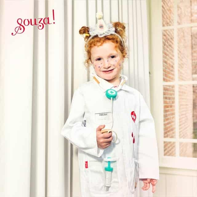 Souza! dokter verkleedset kind met witte doktersjas, muts en stethoscoop, gedragen door een meisje.