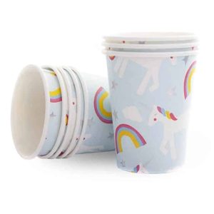 Lichtblauwe unicorn bekers met witte eenhoorns en kleurrijke regenbogen, vier papieren bekers op een witte ondergrond
