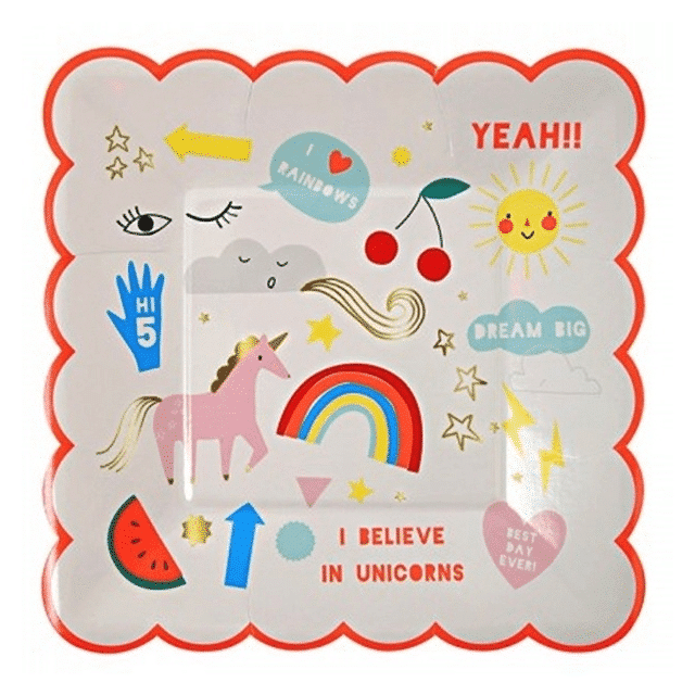 Een unicorn bordje van Meri Meri met een geschulpte rode rand, regenboog, roze eenhoorn en gouden details