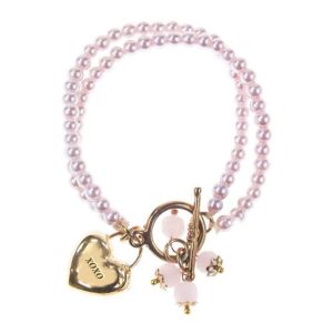Parel armband met bedels in lichtroze en roomwit, met een gouden hartje en roze kraaltjes