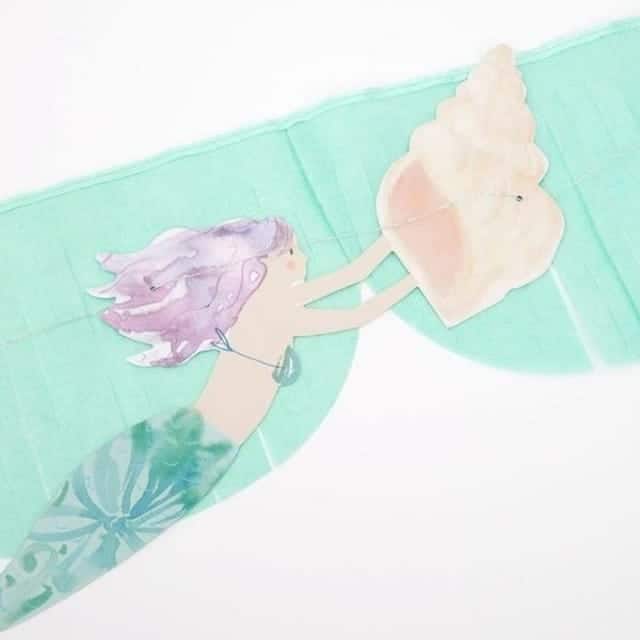 Detail van de zeemeerminnen feestslinger met een pastelkleurige zeemeermin die een grote schelp vasthoudt