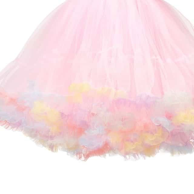 Detail van de roze tule rok van feestjurk Jocelyne, met pastelkleurige ruches en meerdere lagen tule