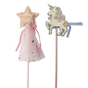 Twee roze prinsessen toverstaven: een unicorn met linten en een ster met tule en sterrenprint