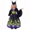 Meisje draagt het Maleficent kostuum voor kinderen met zwarte jurk, groene vlammen, paarse details en zwarte kroon
