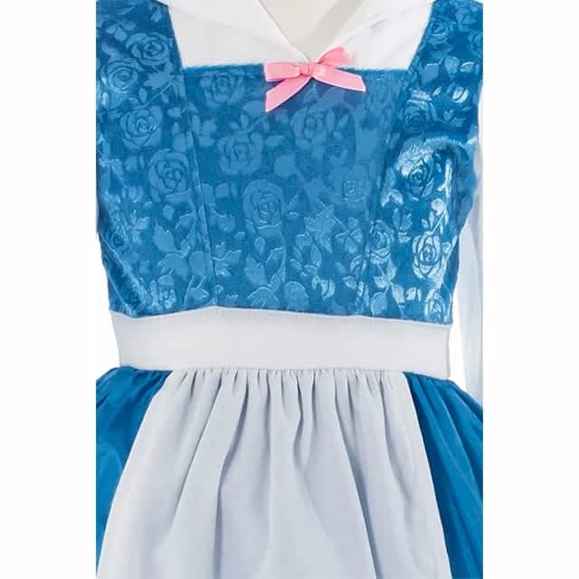 Detail van de blauwe Belle jurk met rozenpatroon, wit schort en roze strik op het lijfje.