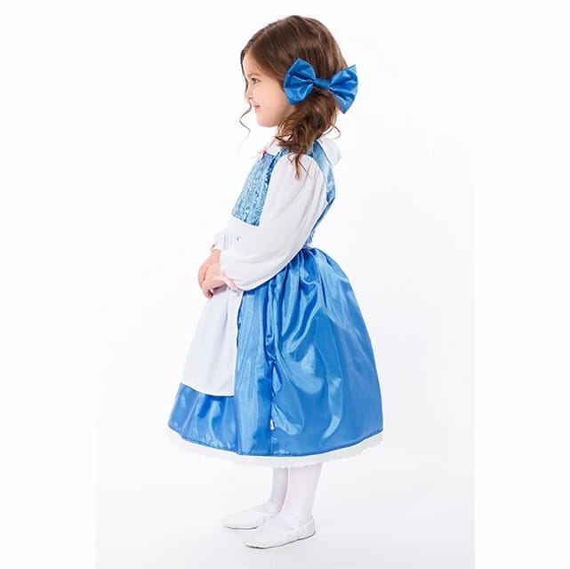 In profiel toont een kind de blauwe Belle jurk met glanzende rok en witte schort tegen een witte achtergrond.