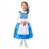 Kind draagt de Little Adventures Belle blauwe jurk met witte mouwen, wit schort, blauwe rok en haarstrik.